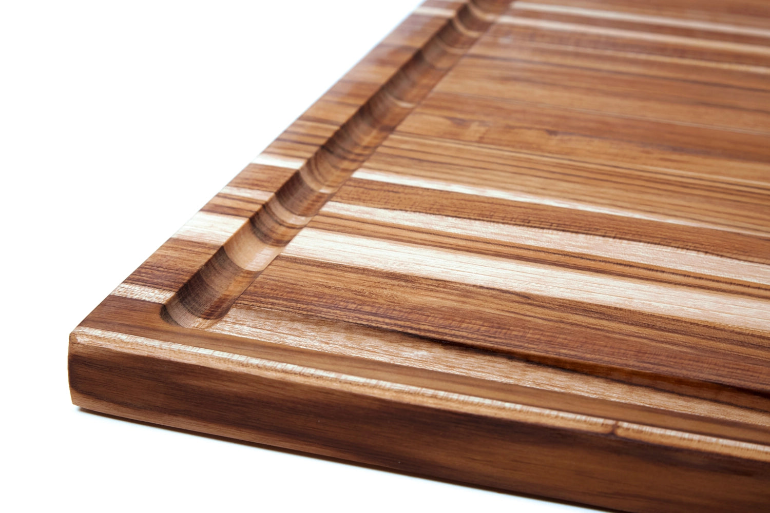 Hochwertiges Teakholz-Schneidbrett im skandinavischen Design, 54x46x2.5cm, beidseitig mit Saftrillen für einfaches Arbeiten in der Küche.