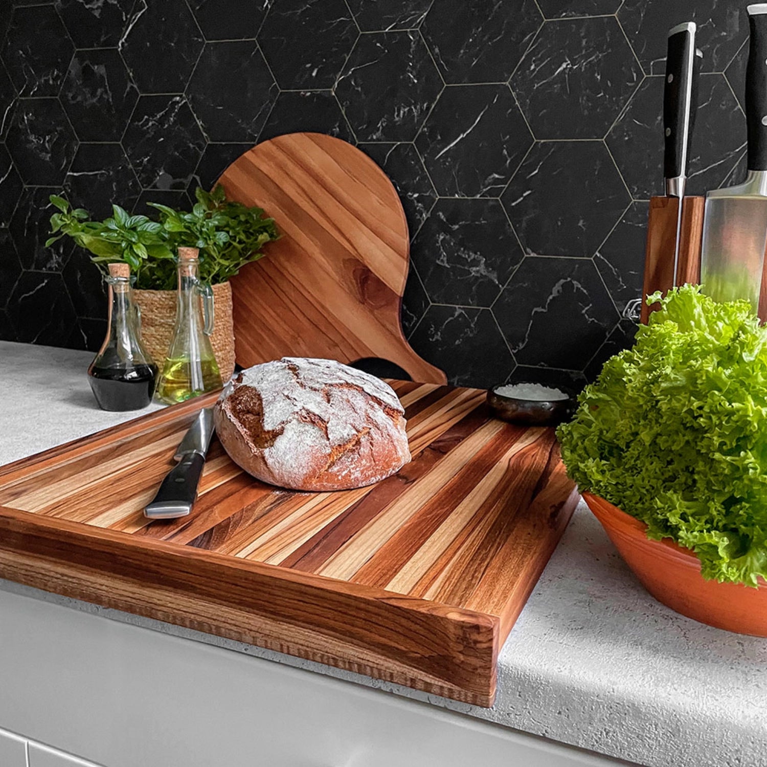 Elegantes Scandi Schneidbrett aus hochwertigem Holz, 54x46x2.5cm, mit praktischen Saftrillen auf beiden Seiten für müheloses Schneiden und Servieren.
