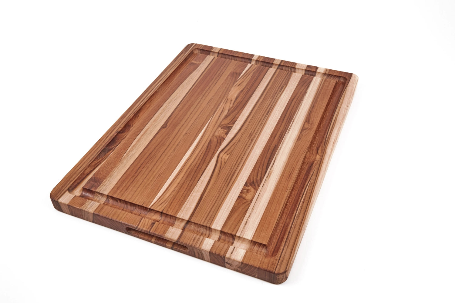 Elegantes Servierbrett aus Teakholz im skandinavischen Stil, ideal für die Präsentation von Grillgerichten. Mit praktischer Saftrille und großzügigen Maßen.