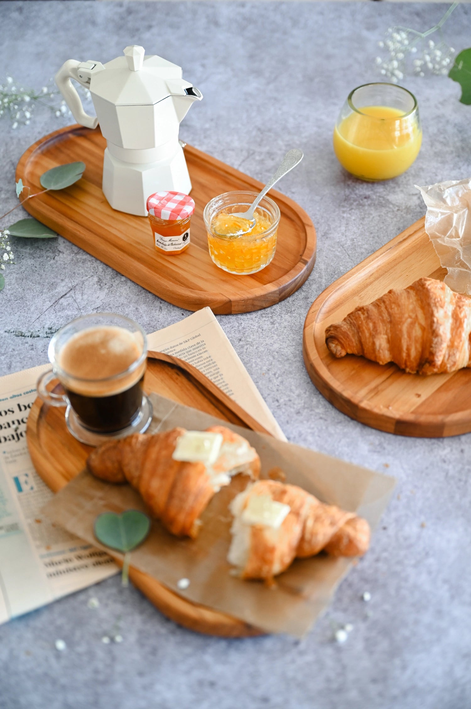 Essential Serviertablett oval L 40x20x2cm mit Rand in Braun präsentiert im Onlineshop von KAQTU Design AG. Tablett ist von Teak Haus