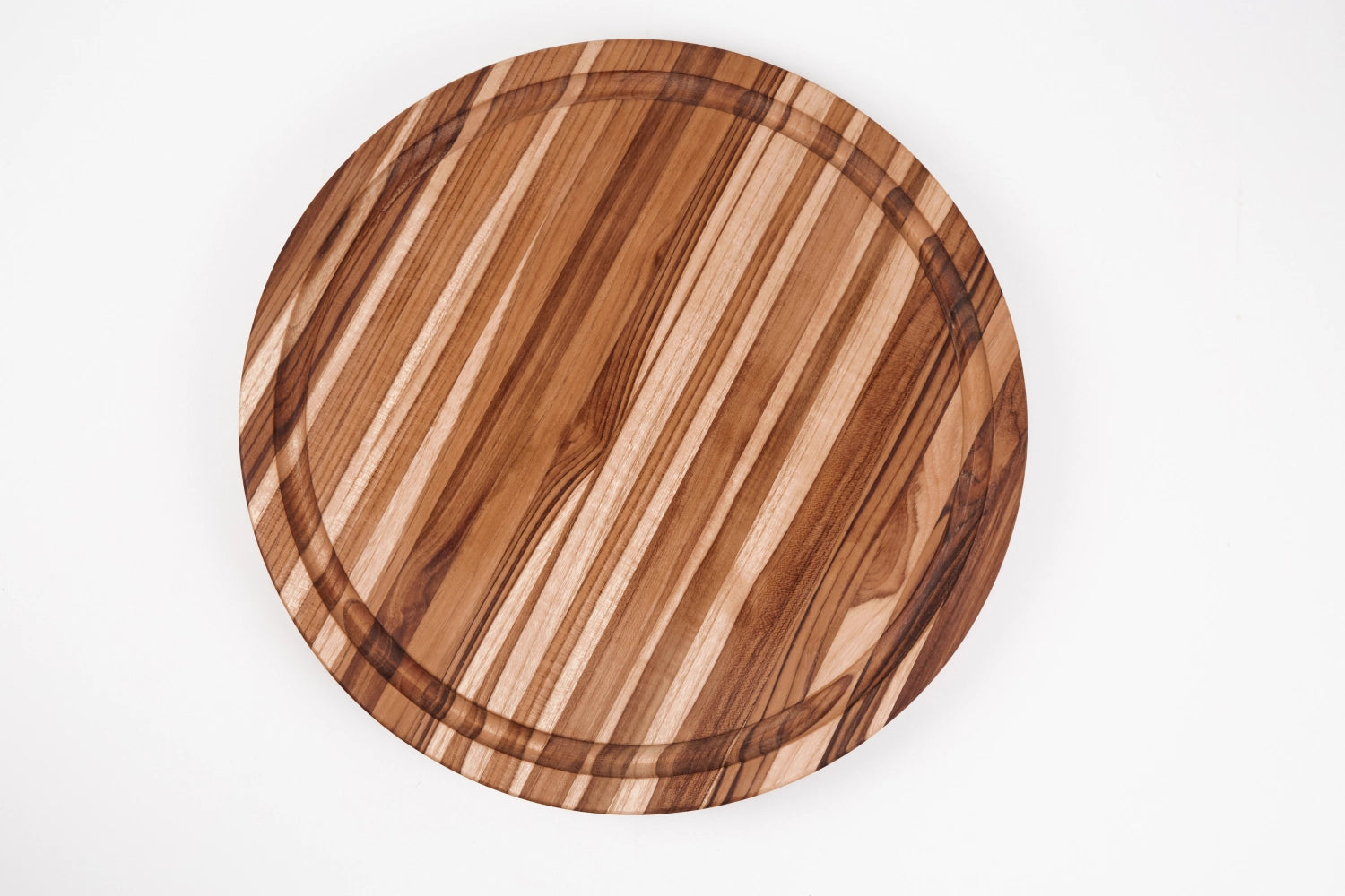 Traditional Schneidbrett 46x3.8cm mit Saftrille und Griffen in Braun präsentiert im Onlineshop von KAQTU Design AG. Schneidbrett ist von Teak Haus