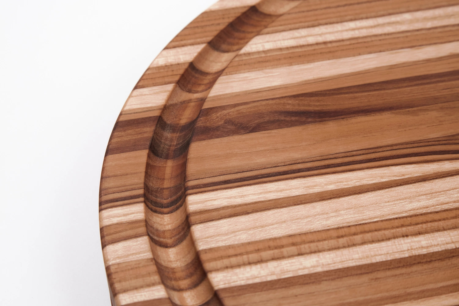 Elegantes Teakholz-Schneidbrett (46x3.8cm) mit integrierter Saftrille und ergonomischen Griffen, perfekt für alle Kochbedürfnisse.