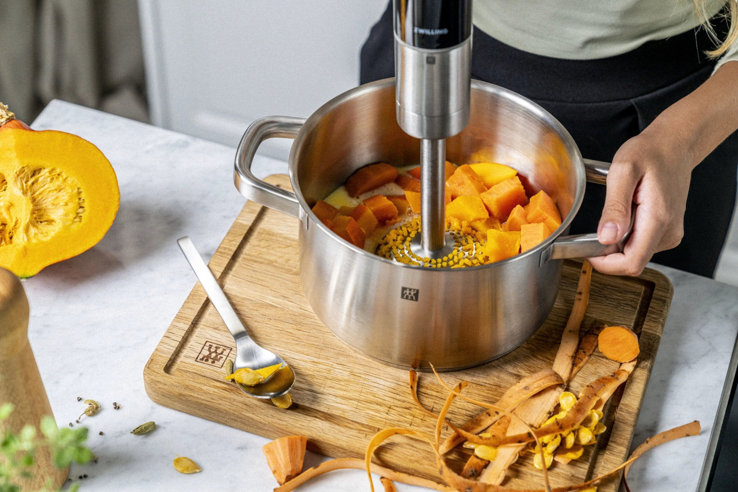 Effizienter Kartoffelstampfer-Aufsatz für den Zwilling Enfinigy Stabmixer, perfekt für die schnelle Zubereitung von cremigen Pürees und Kartoffelbrei.