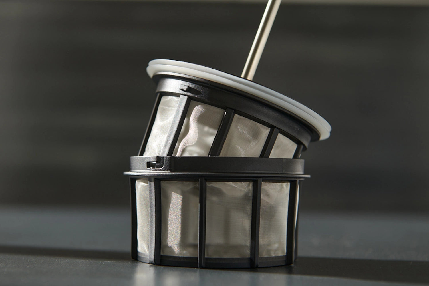 Blauer Form Barstuhl mit Armlehne von Normann Copenhagen, 65 cm hoch, aus Stahl, ideal für moderne Bars und Küchen.