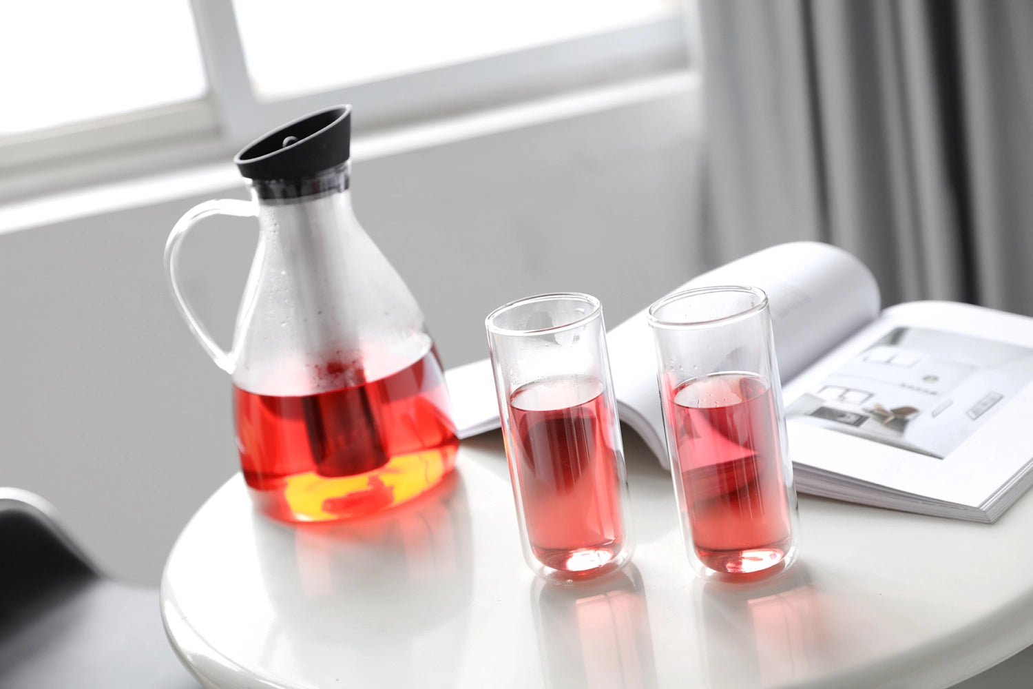 Große 2l Infusion Karaffe aus robustem Borosilikatglas, perfekt für die Zubereitung und Präsentation von köstlichem Eistee.