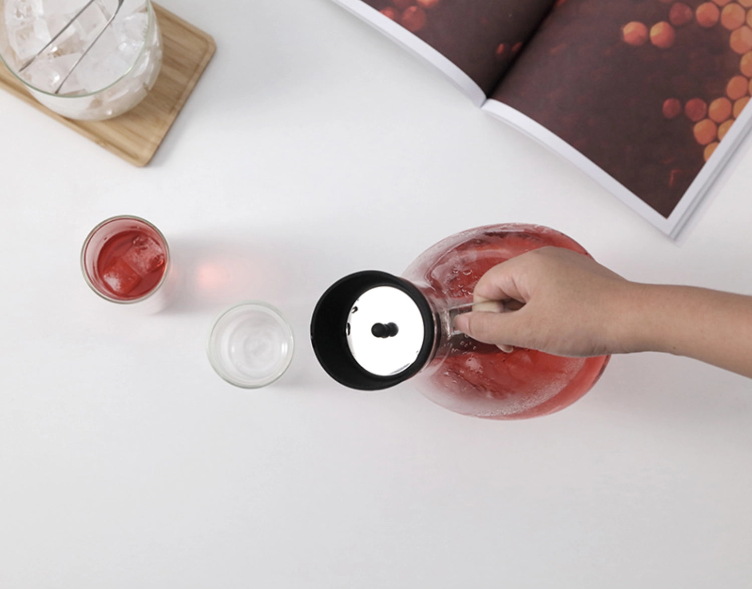 Stilvolle 2-Liter Karaffe aus robustem Borosilikatglas, perfekt für die Zubereitung und Präsentation von köstlichen Eistees.