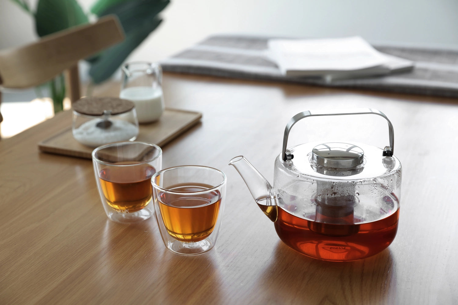 Großer Teekrug Bjorn aus hochwertigem Borosilikatglas, 1,2l, perfekt für Teeliebhaber und ansprechende Tischdekoration.