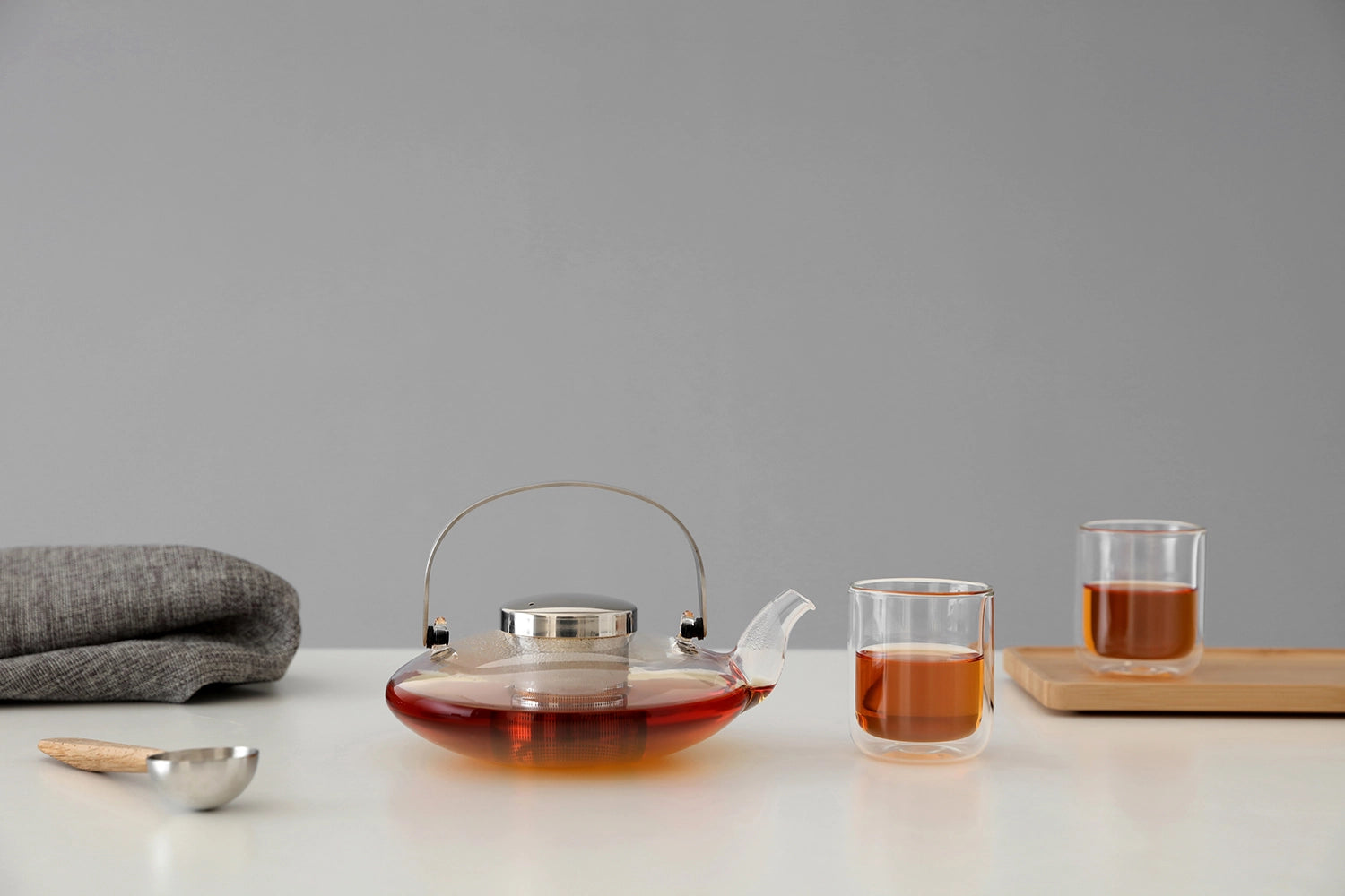 Eleganter Teekrug aus hochwertigem Glas mit 0,55 l Fassungsvermögen, ideal für die stilvolle Teezubereitung und -präsentation.