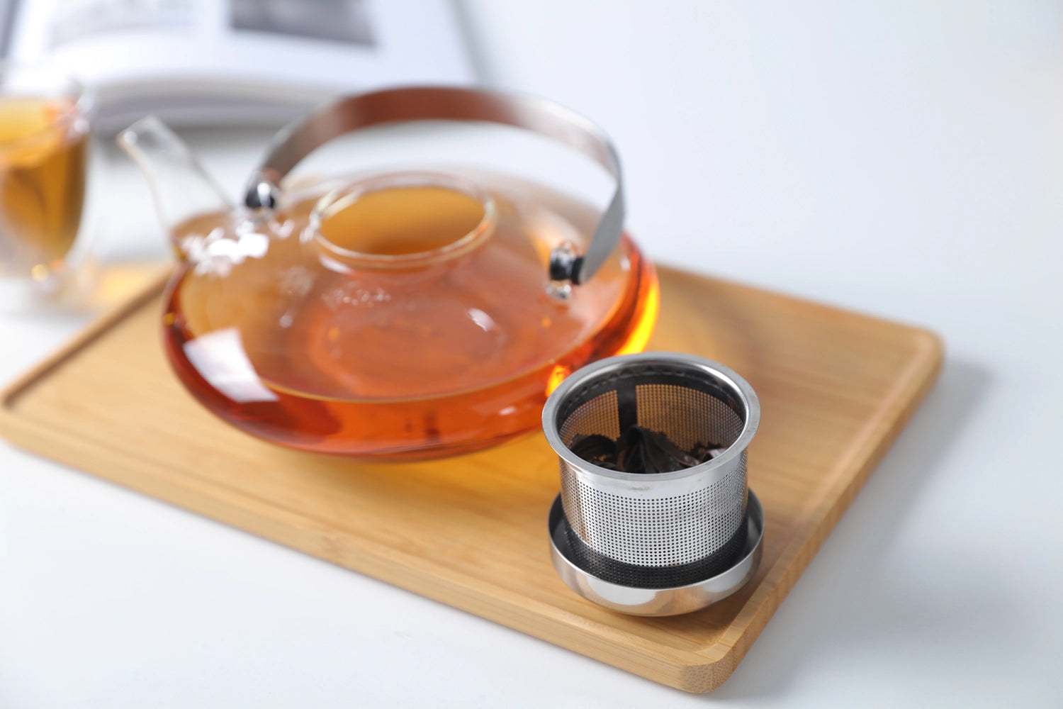 Moderner Teekrug aus klarem Glas mit 0,55 l Volumen, perfekt für die Zubereitung und Präsentation von aromatischem Tee.