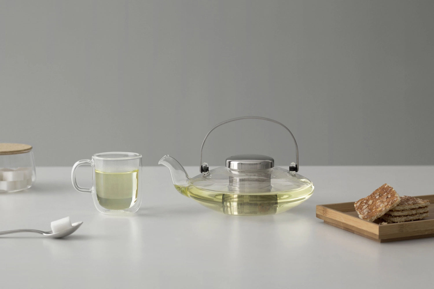 Eleganter Teekrug aus hochwertigem Glas mit 0,55 l Fassungsvermögen, ideal für die stilvolle Teezubereitung und -präsentation.