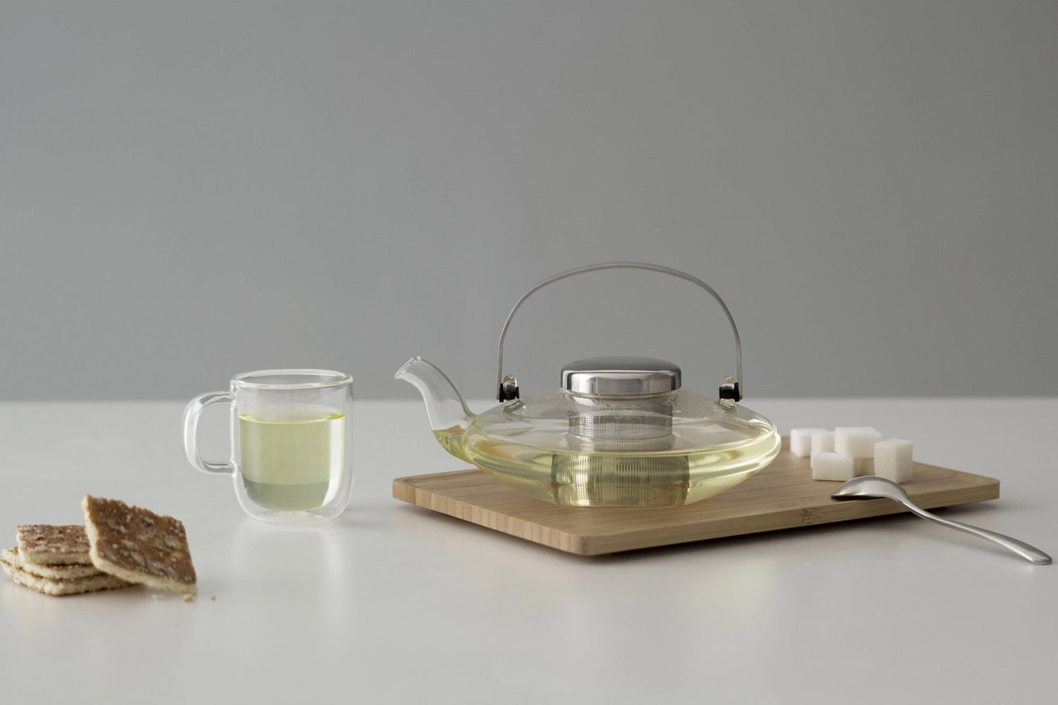 Moderner Teekrug aus klarem Glas mit 0,55 l Volumen, perfekt für die Zubereitung und den Genuss von aromatischem Tee.