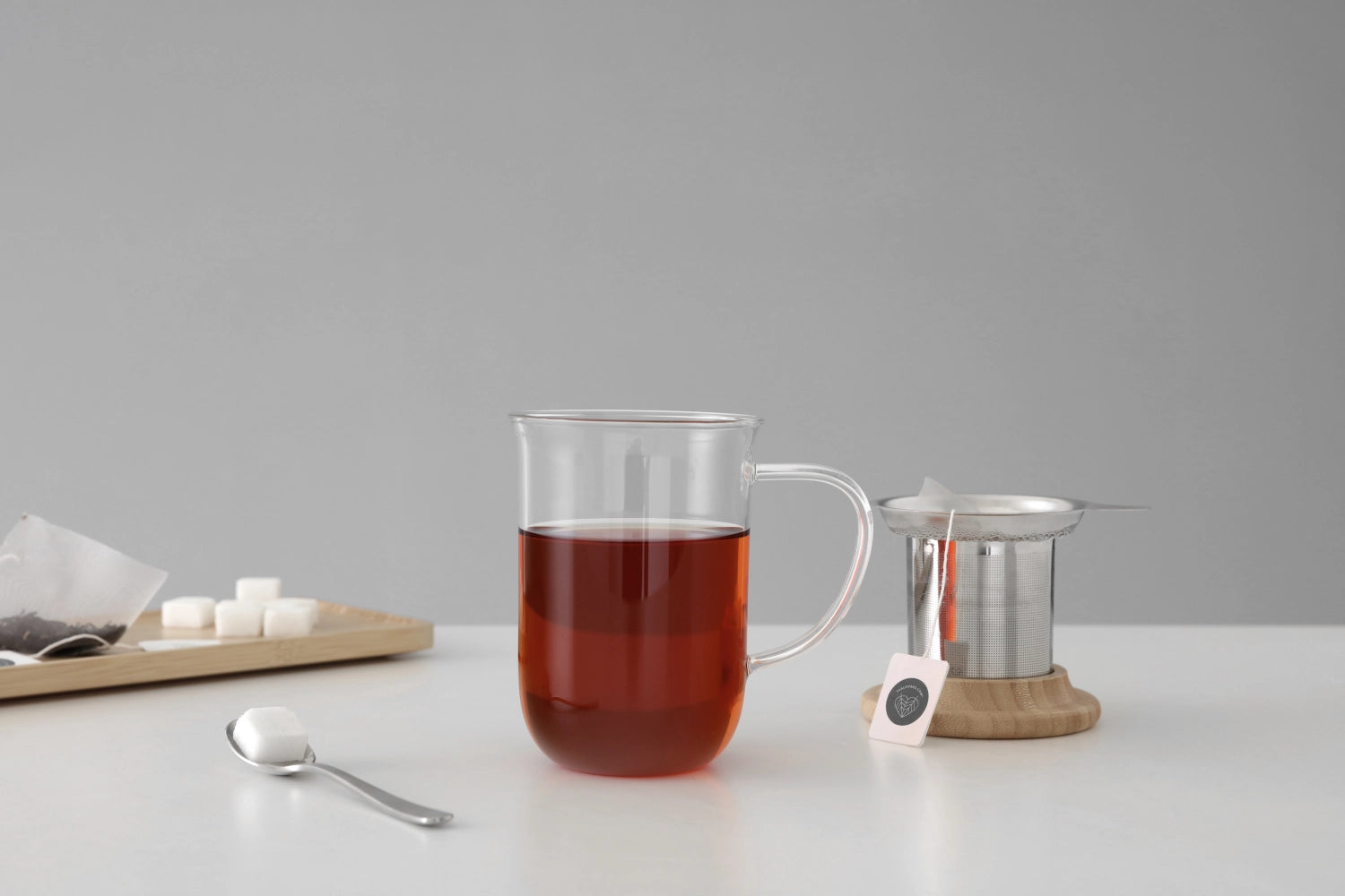 Stilvolle Teetasse von Viva mit integriertem Sieb, 500ml, ideal für aromatischen Tee. Minimalistisches Design trifft auf praktische Nutzung.
