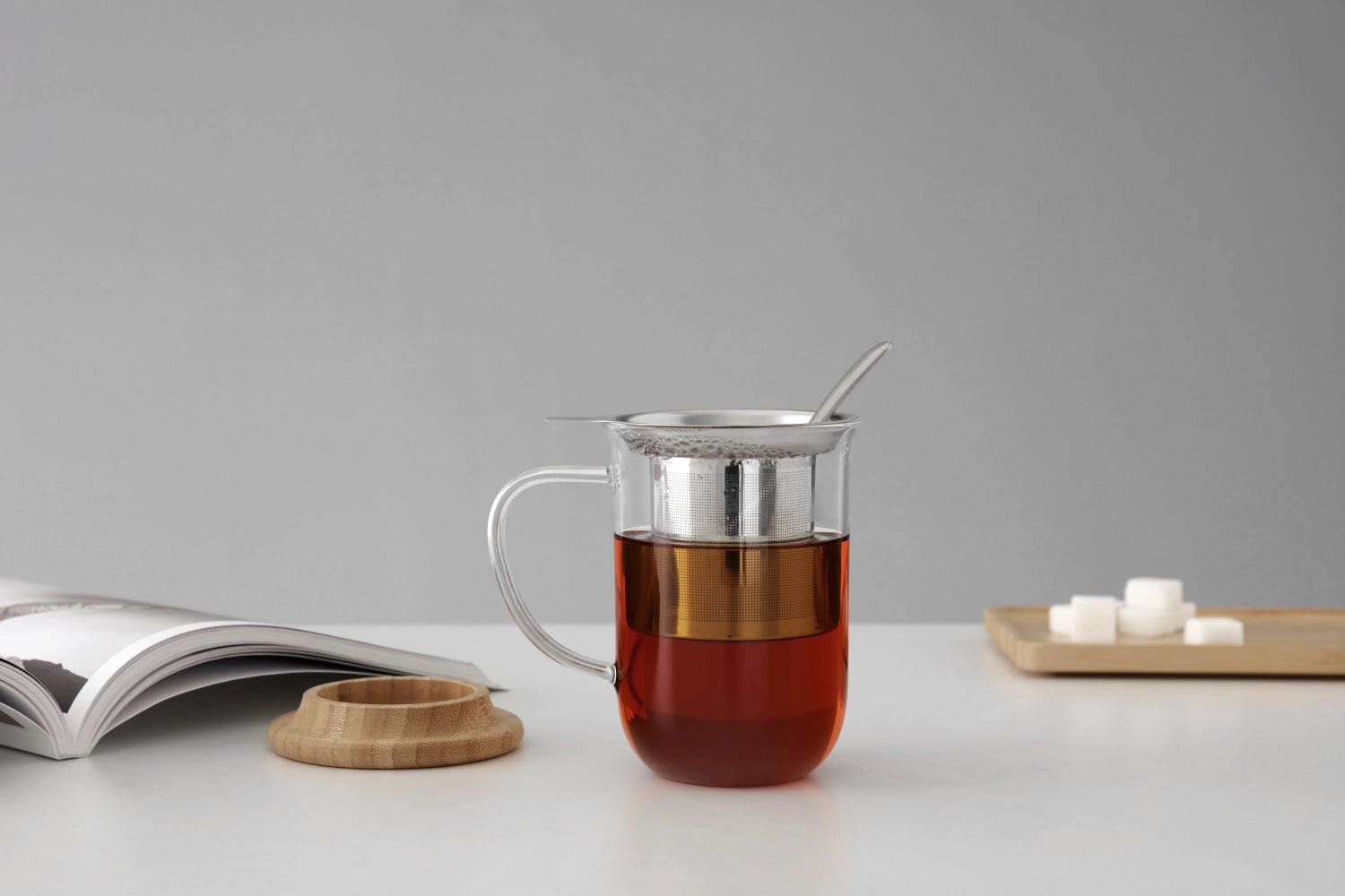 Elegante 500ml Teetasse von Viva mit praktischem Sieb, perfekt für Teeliebhaber. Minimalistisches Design vereint Funktionalität und Ästhetik.