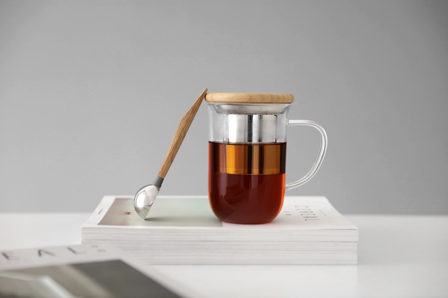 Elegante 500ml Teetasse von Viva, ausgestattet mit einem praktischen Sieb für perfekten Teegenuss. Modernes Design vereint Funktionalität.