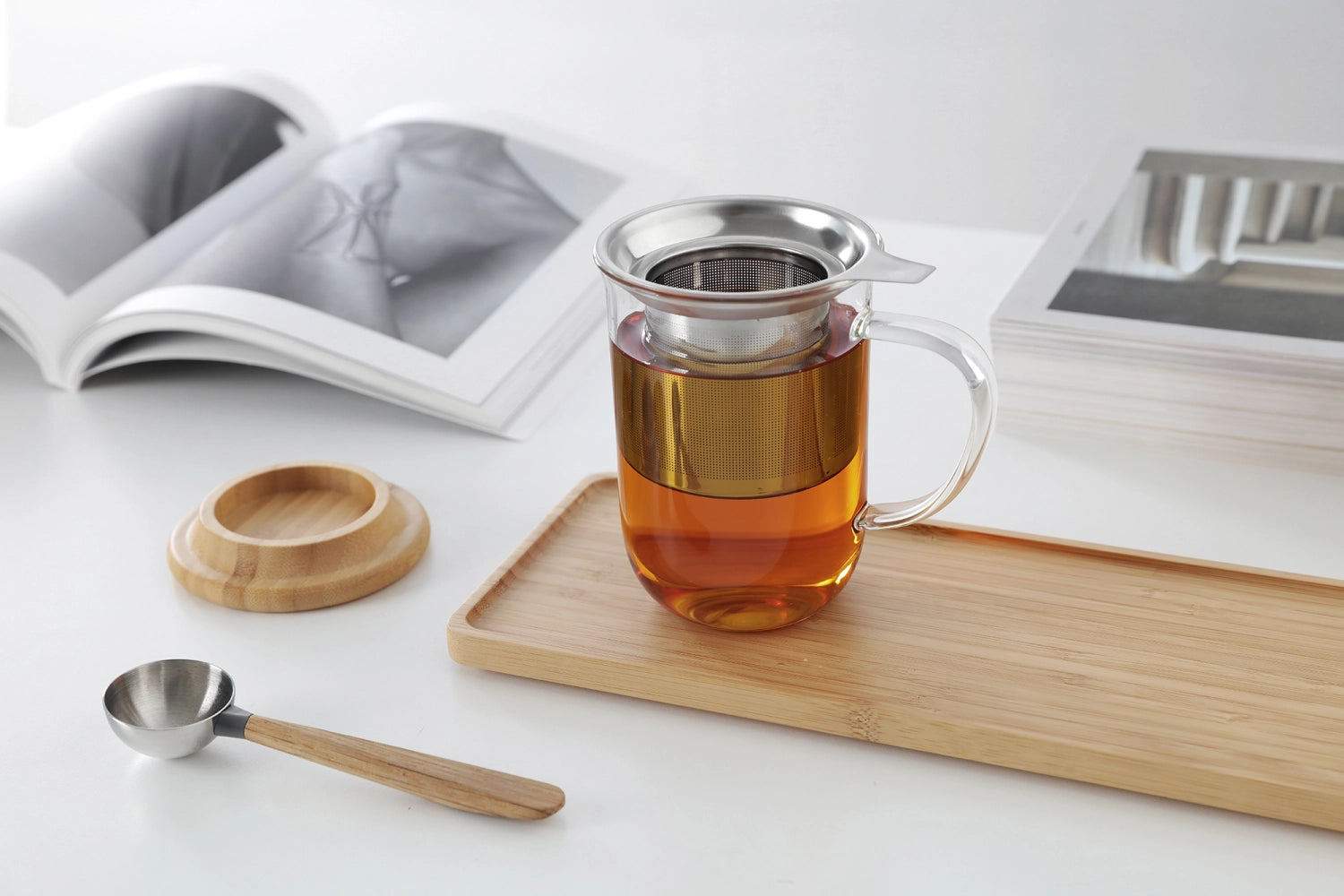 Stilvolle 500ml Teetasse von Viva mit integriertem Sieb, ideal für Teeliebhaber. Schlichtes, modernes Design für jeden Anlass.