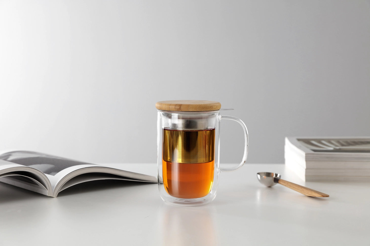 Stilvolle doppelwandige Tasse von Viva mit integriertem Infuser, 500ml, perfekt für aromatischen Tee und modernes Design.