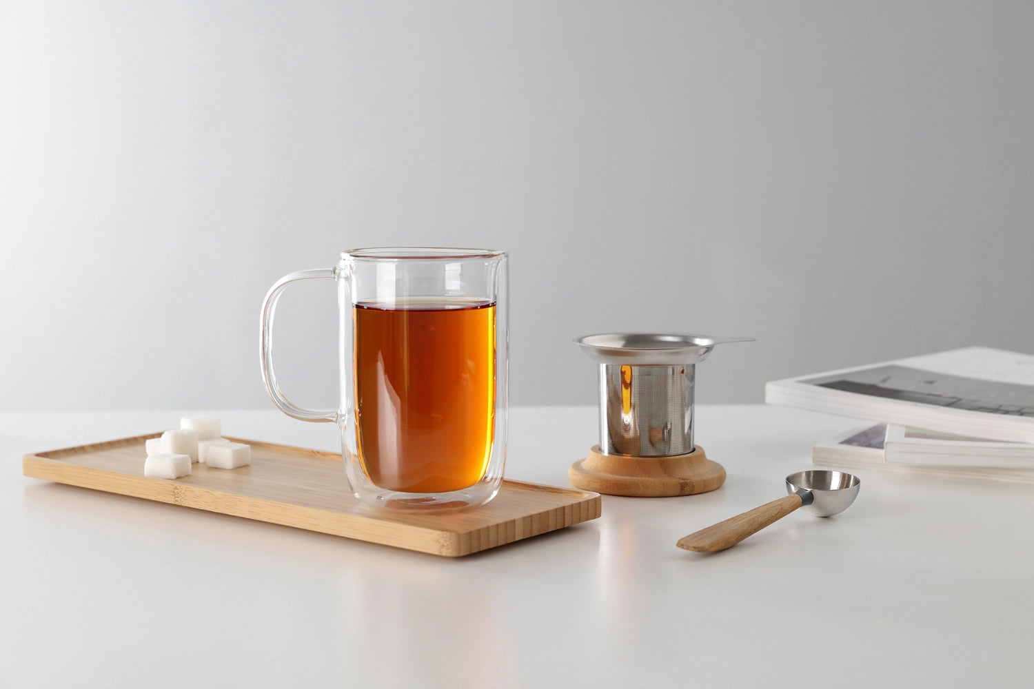 Elegante doppelwandige Tasse von Viva mit 500ml Fassungsvermögen und praktischem Infuser, ideal für Teeliebhaber und modernes Ambiente.