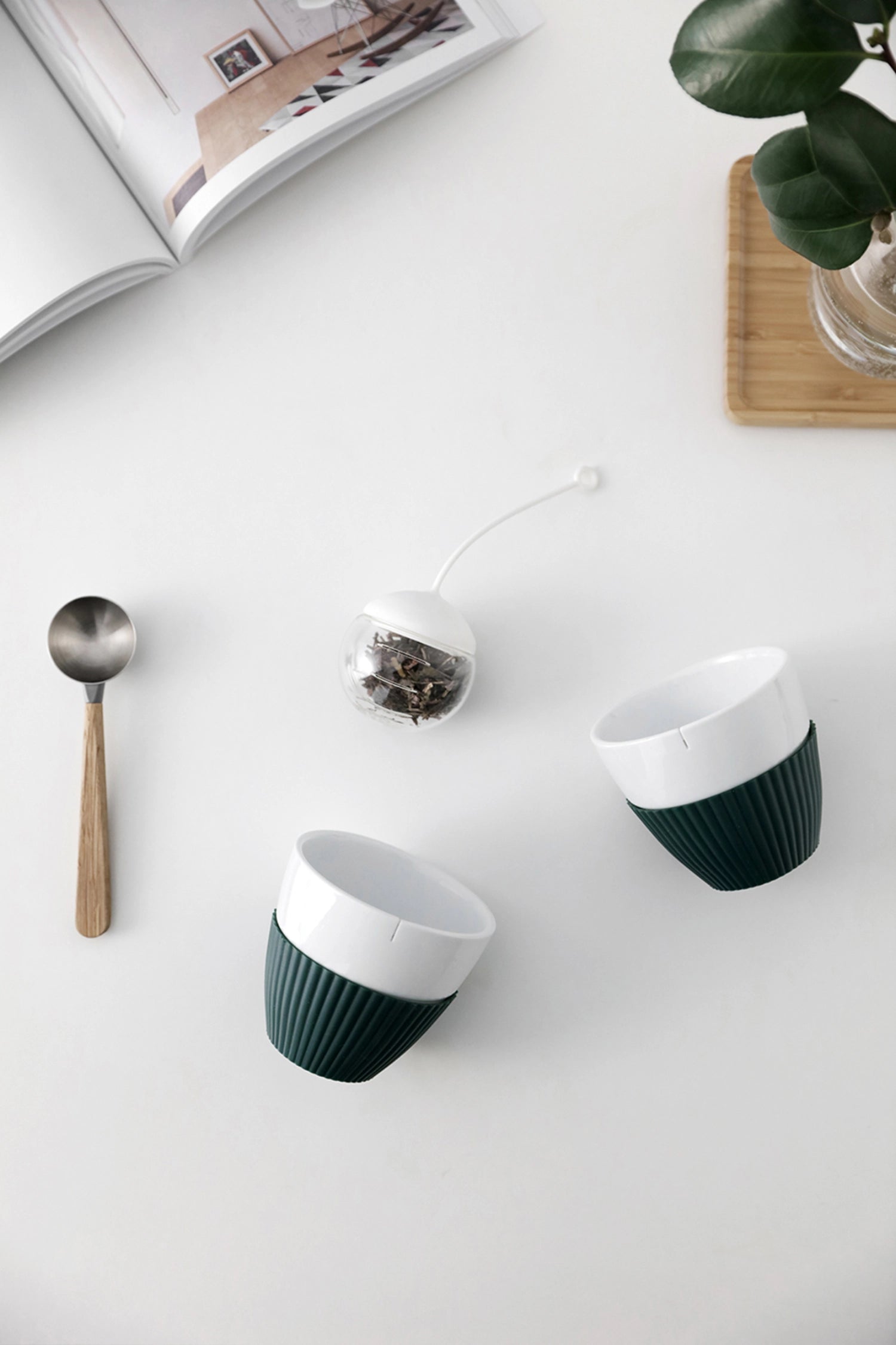 Stilvoller Teelöffel aus hochwertigem Edelstahl mit einem komfortablen Holzgriff, 15,5 cm lang, ideal für den täglichen Gebrauch in der Küche.