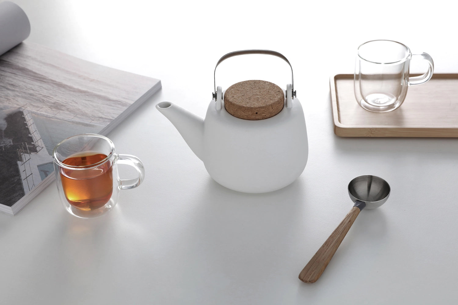 Eleganter Teelöffel aus robustem Edelstahl mit ergonomischem Holzgriff, 15,5 cm lang, perfekt für vielseitige Anwendungen in der Küche.