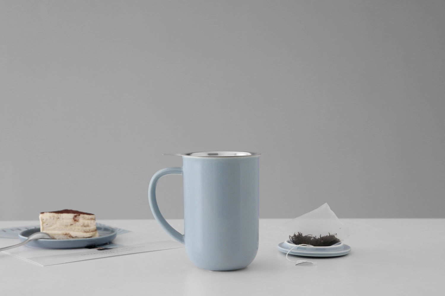 Stilvolle Teetasse in sanftem Hellblau aus hochwertigem Porzellan, 500ml Volumen und 14cm hoch, ideal für entspannte Teestunden.