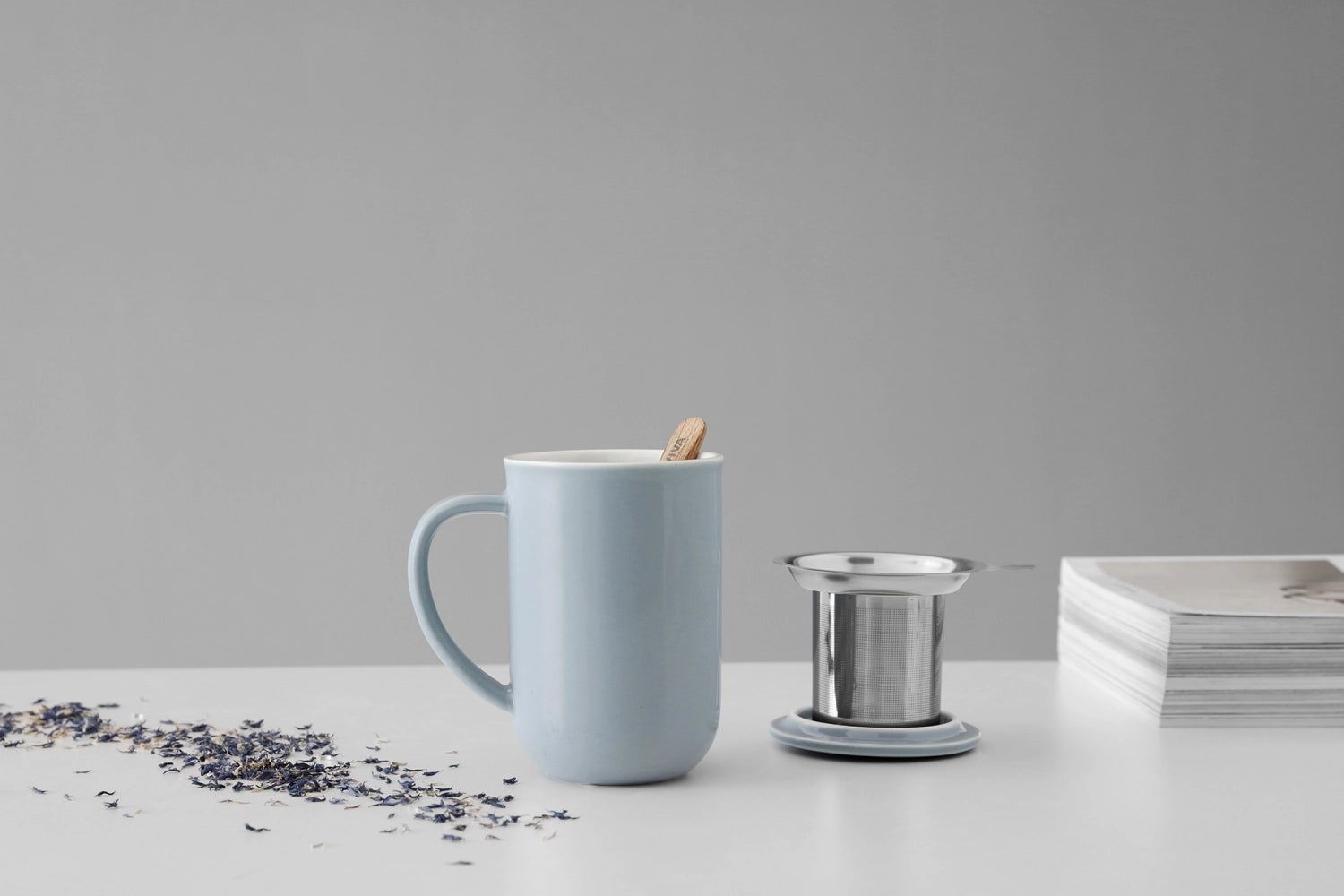 Elegante hellblaue Teetasse aus feinem Porzellan, 500ml, 14cm hoch – perfekt für gemütliche Teemomente und stilvolle Tischdekoration.