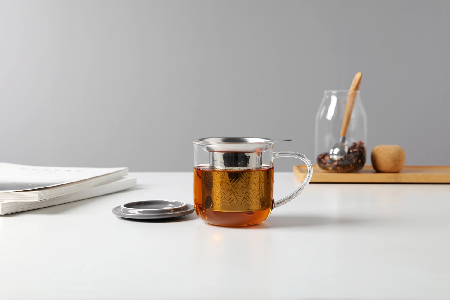 Stilvolle Teetasse aus grauem Borosilikatglas mit 400ml Fassungsvermögen und integriertem Infuser – perfekt für aromatischen Tee.