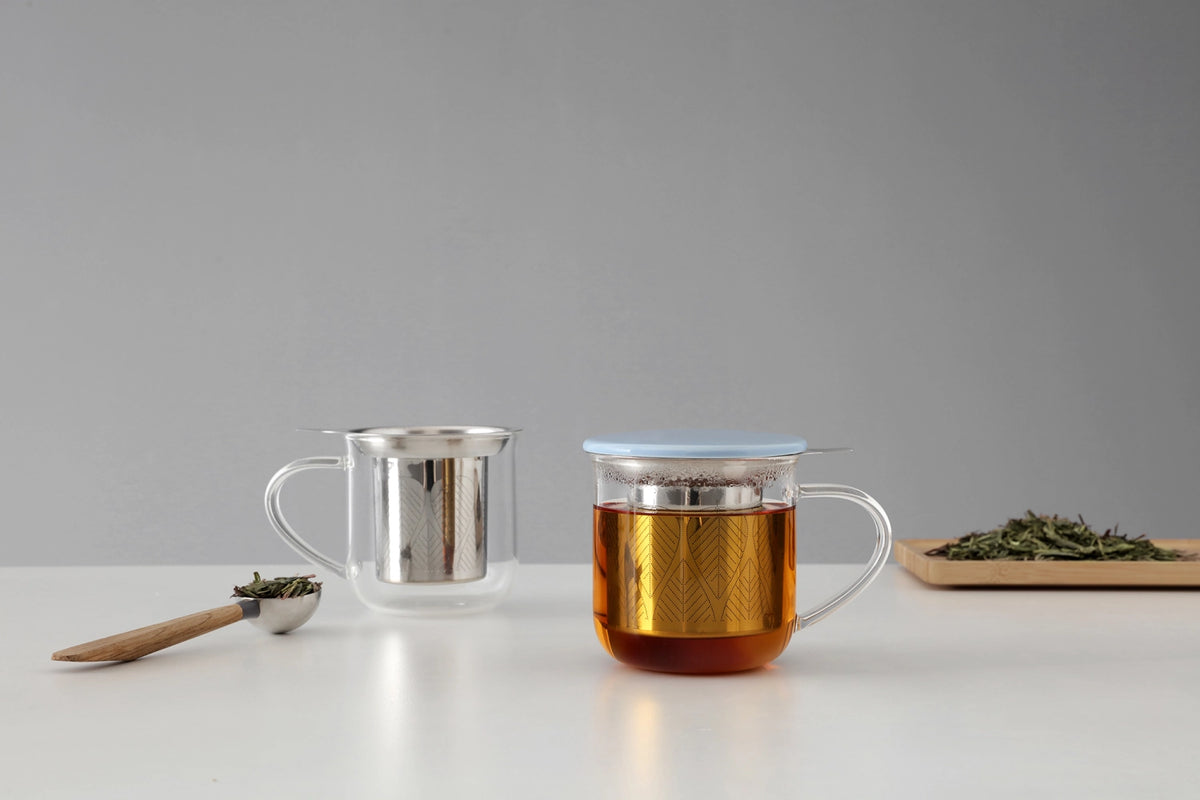 Minima Eva Teetasse mit Infuser 400ml Borosilikat hellblau in Blau präsentiert im Onlineshop von KAQTU Design AG. Tasse ist von Viva