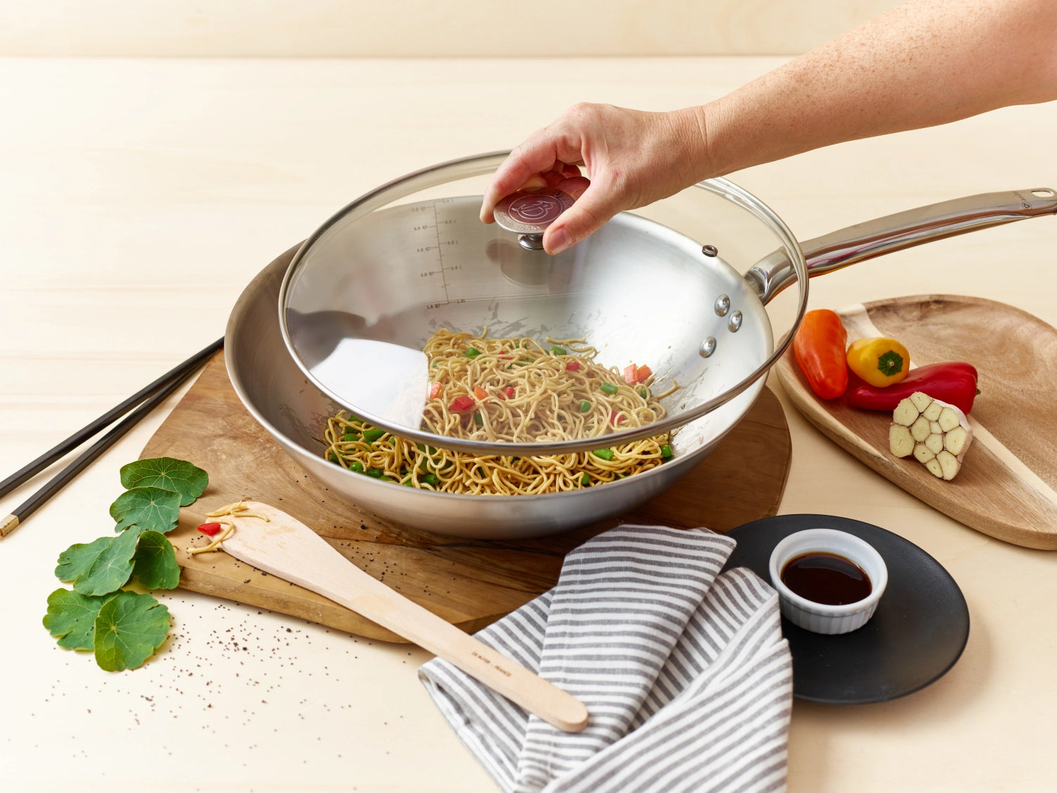 Hochwertiger Wok Alchimy von de Buyer, 28 cm Durchmesser, ideal für gesundes Kochen und Braten, robust und langlebig.