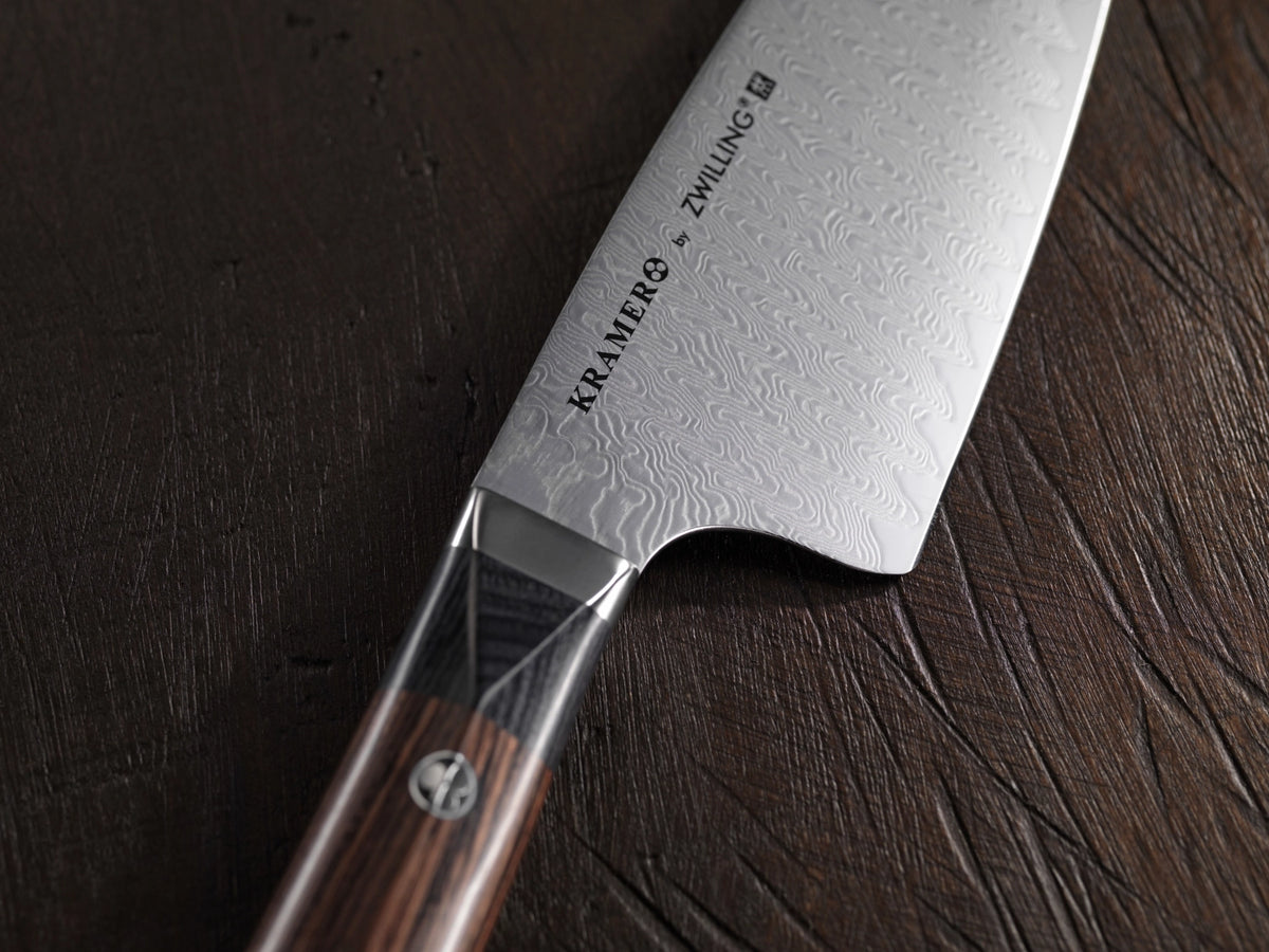 Santoku-Messer Kramer Meiji 18cm von Zwilling mit brauner Damaststahlklinge und ergonomischem Griff aus Pakkaholz, Ansicht von oben.