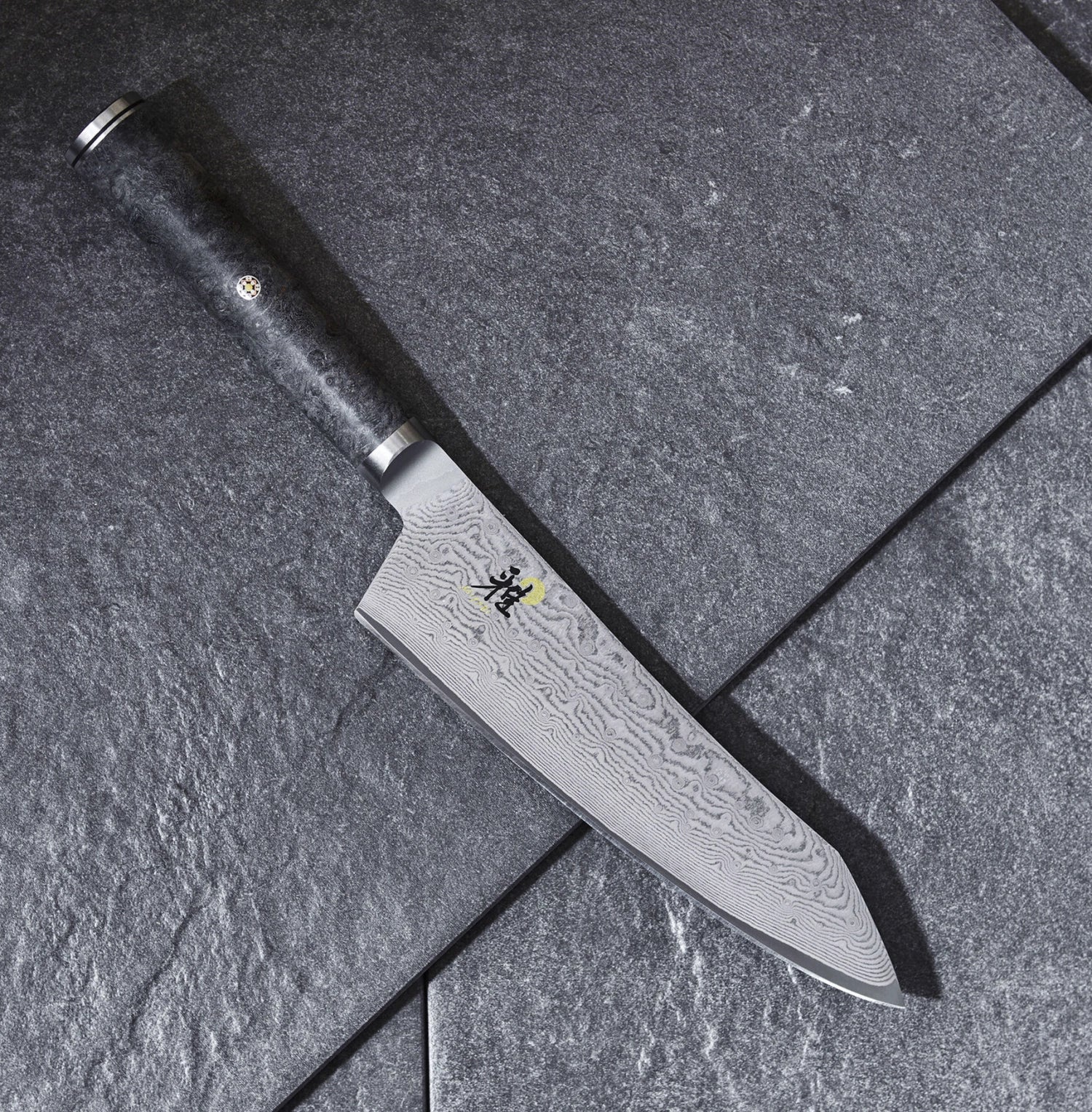 Hochwertiges 18 cm Santoku-Messer von Miyabi, gefertigt aus Damaststahl, perfekt für präzises Schneiden und Zubereiten in der modernen Küche.