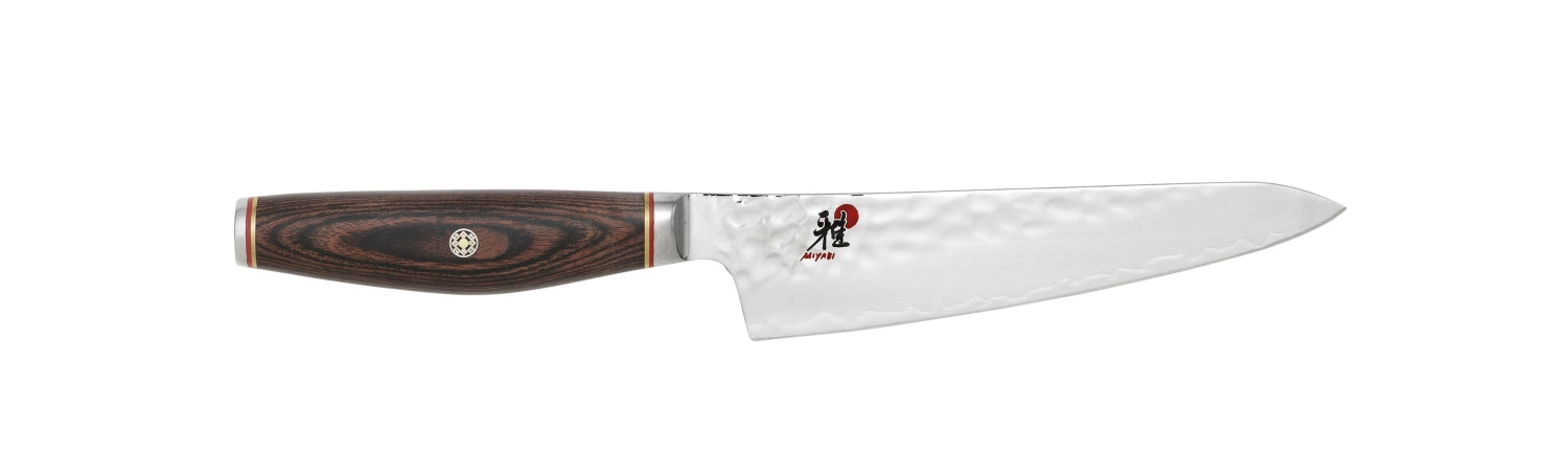 Hochwertiges 14 cm Santoku-Messer von Miyabi, gefertigt aus 6000 MCT Damaststahl, perfekt für präzise und vielseitige Schneidarbeiten in der Küche.