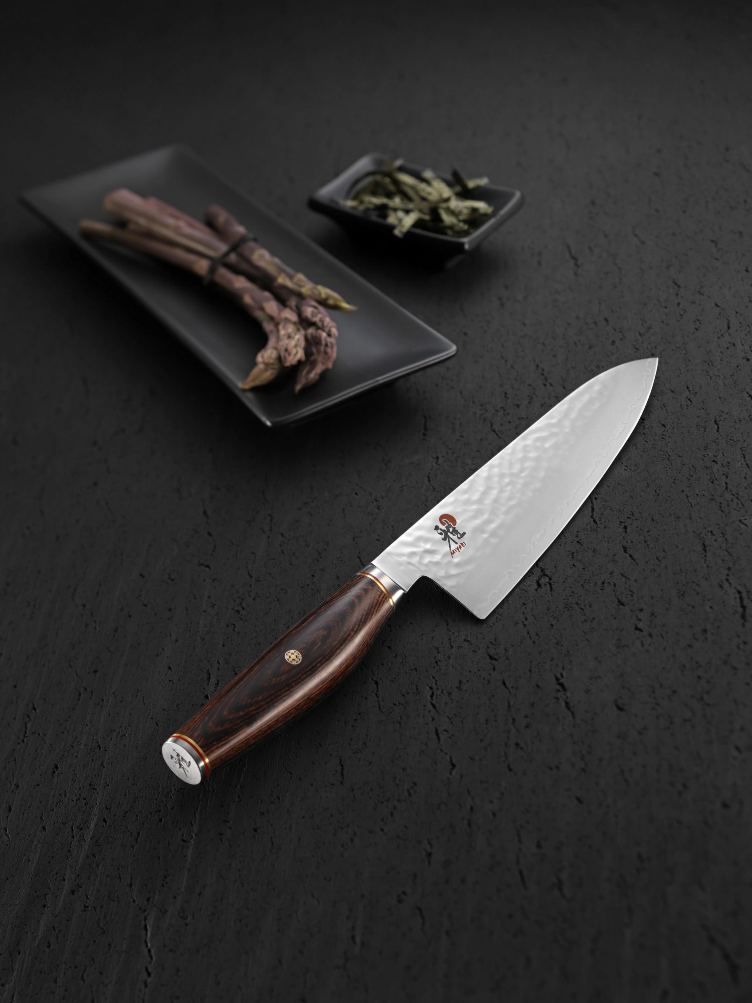 Elegantes 14 cm Damastmesser von Miyabi, aus 6000 MCT Stahl, ideal für präzise Schneidetechniken und vielseitige Küchenanwendungen.