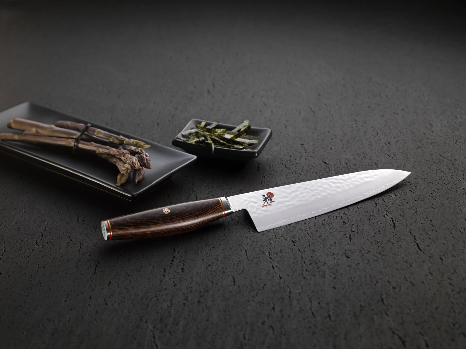 Elegantes 14 cm Damastmesser von Miyabi aus 6000 MCT Stahl, ideal für präzise Schneidarbeiten in der modernen Küche.