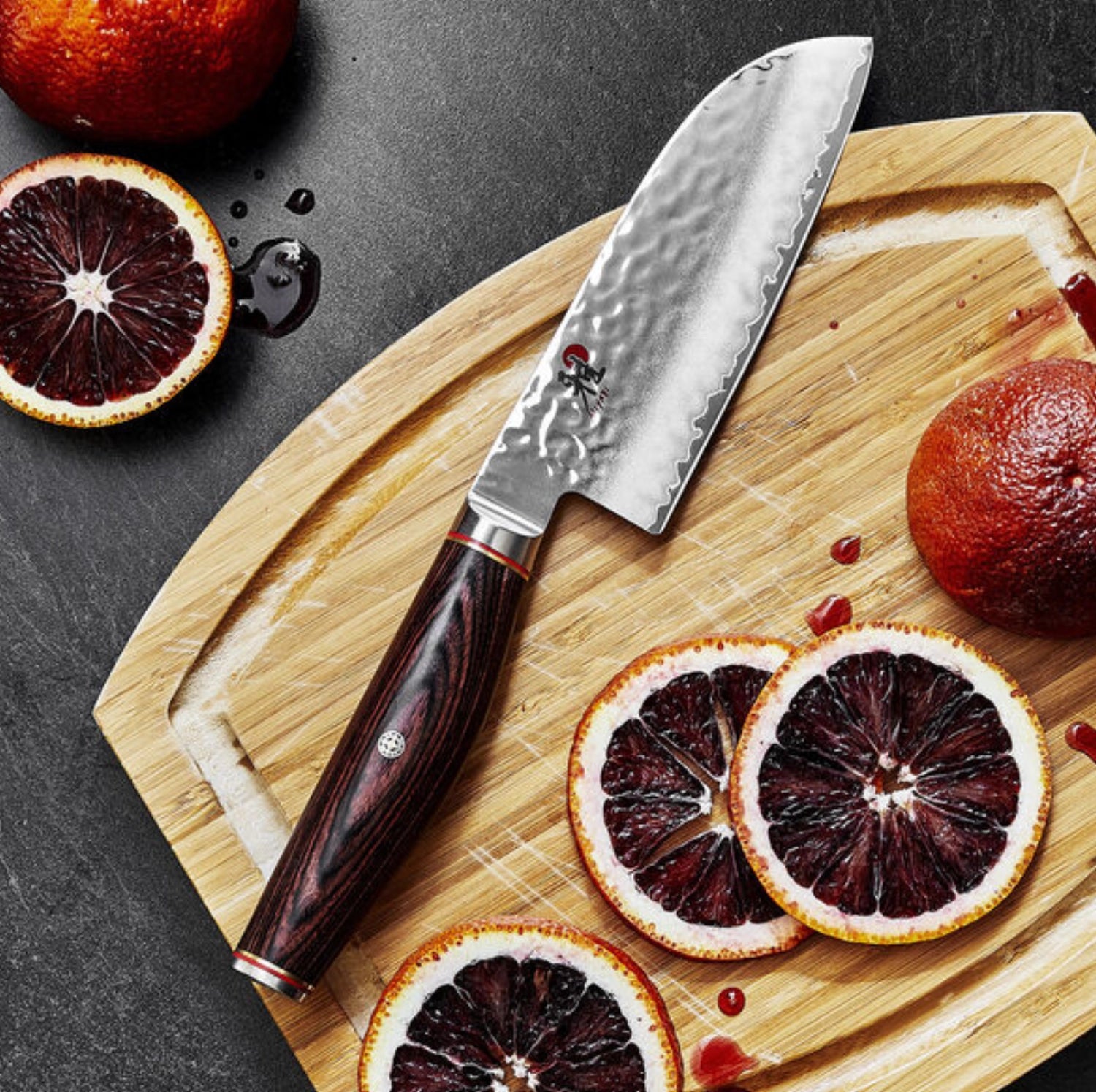 Elegantes 14 cm Santoku-Messer aus 6000 MCT Damaststahl von Miyabi, ideal für präzises Schneiden und kreative Küchenanwendungen.