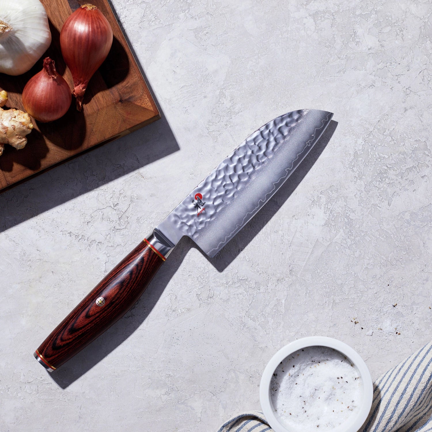 Hochwertiges Santoku-Messer von Miyabi, 14 cm, gefertigt aus 6000 MCT Damaststahl, perfekt für vielseitige Schneidetechniken in der Küche.