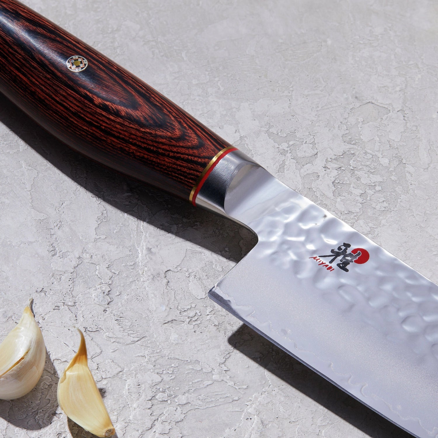 Elegantes 14 cm Santoku-Messer von Miyabi aus 6000 MCT Damaststahl, ideal für präzises Schneiden und vielseitige Küchenanwendungen.