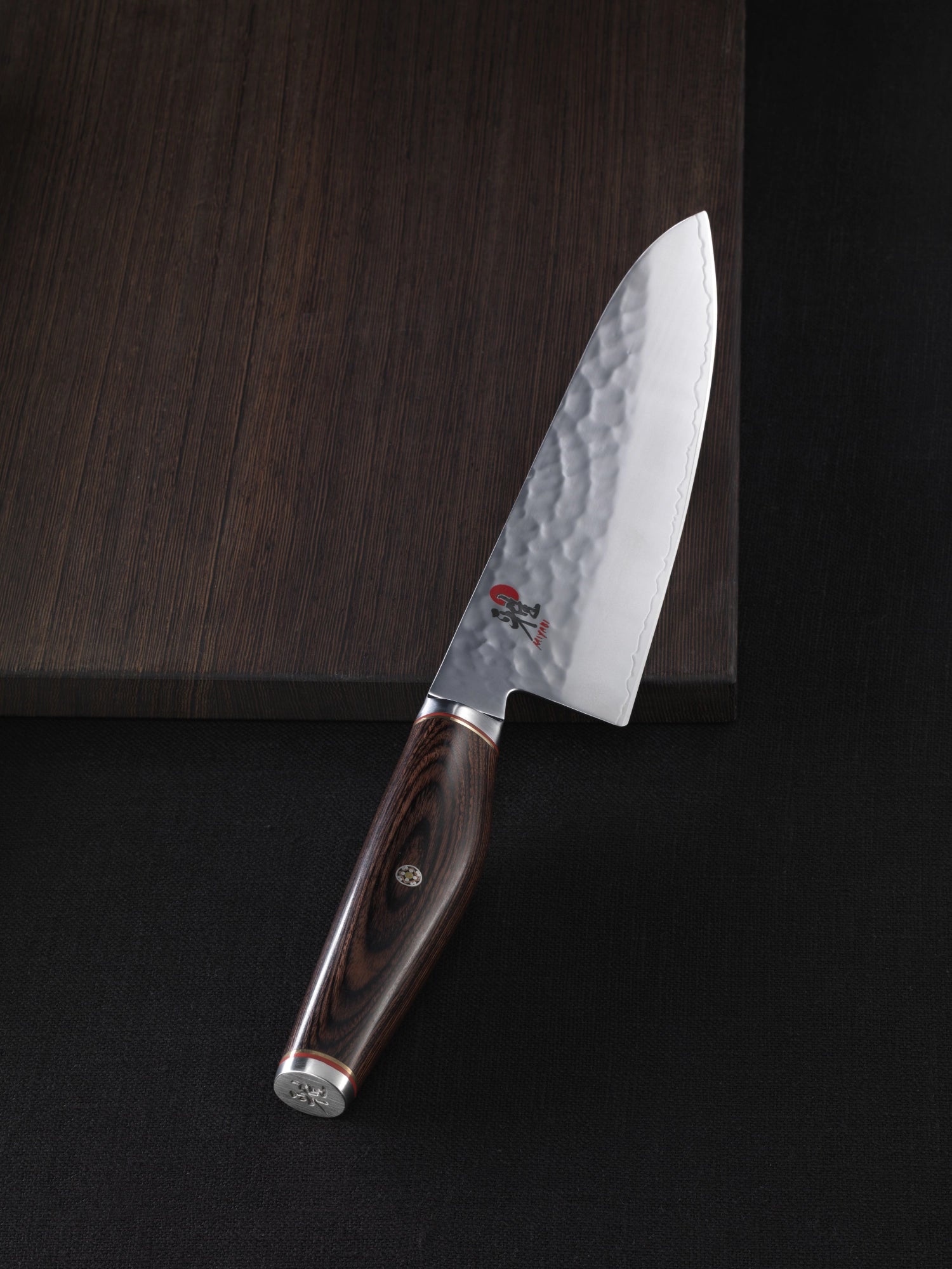 Hochwertiges Santoku-Messer von Miyabi mit 14 cm Klinge aus 6000 MCT Damaststahl, perfekt für feine Schneidarbeiten in der Küche.