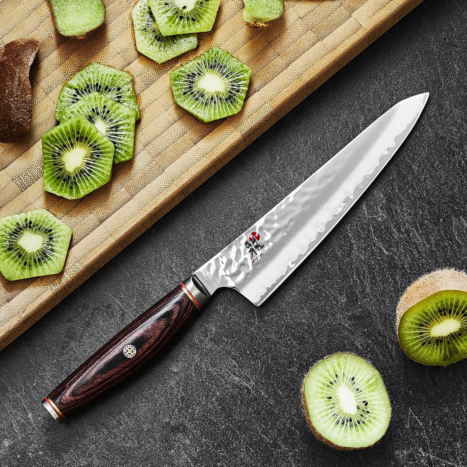 Elegantes 14 cm Santoku-Messer von Miyabi aus 6000 MCT Damaststahl, ideal für präzises Schneiden und vielseitige Küchenanwendungen.