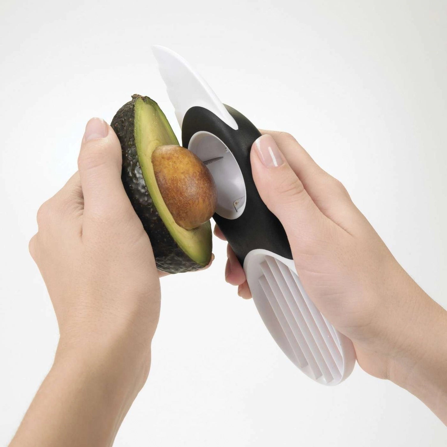 Praktischer 3-in-1 Avocadoschneider in stilvollem Weiß von OXO, ideal für schnelles Schneiden, Entkernen und Servieren von Avocados.