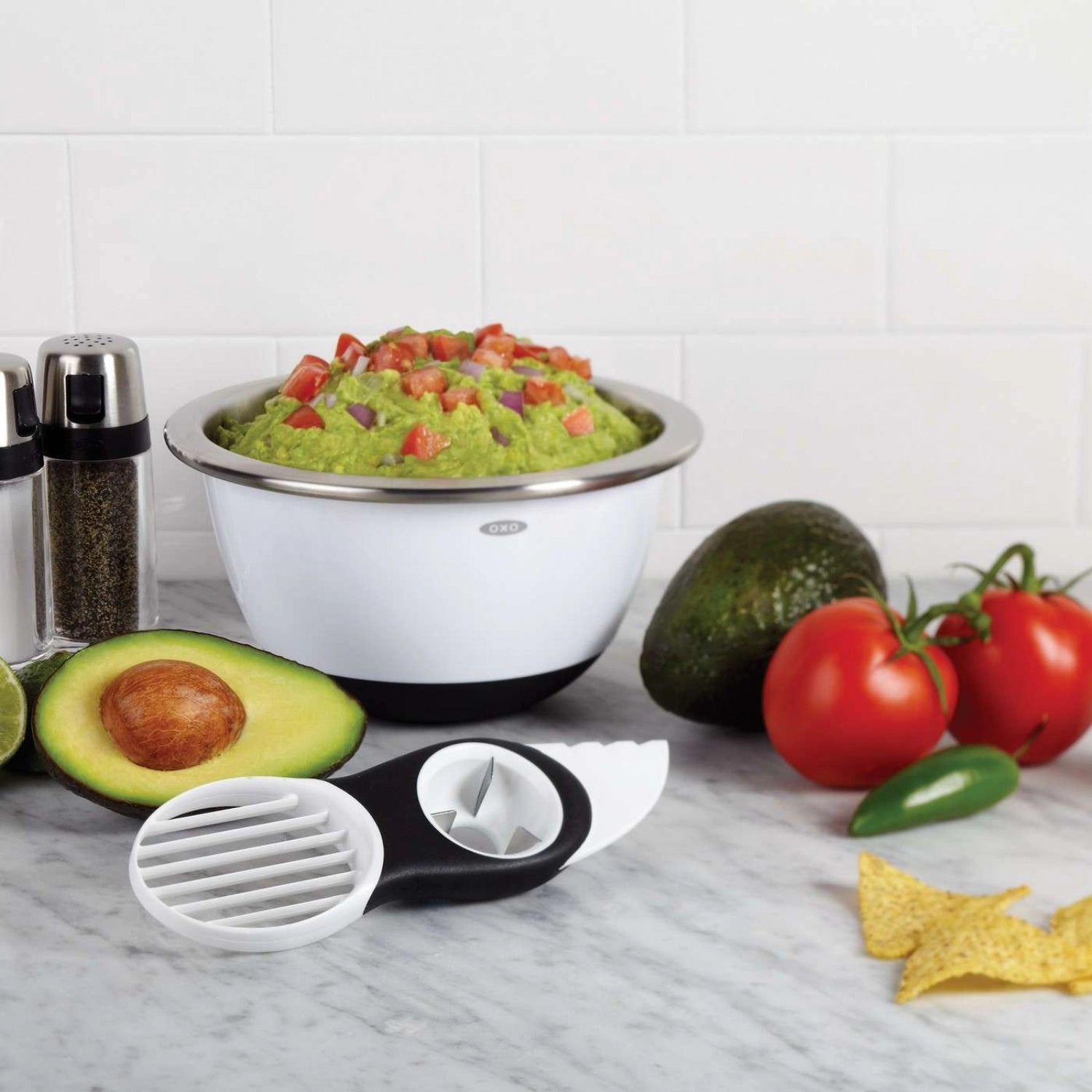 Weißer Good Grips 3-in-1 Avocadoschneider von OXO, vielseitig einsetzbar zum Schneiden, Entkernen und Pürieren von Avocados.