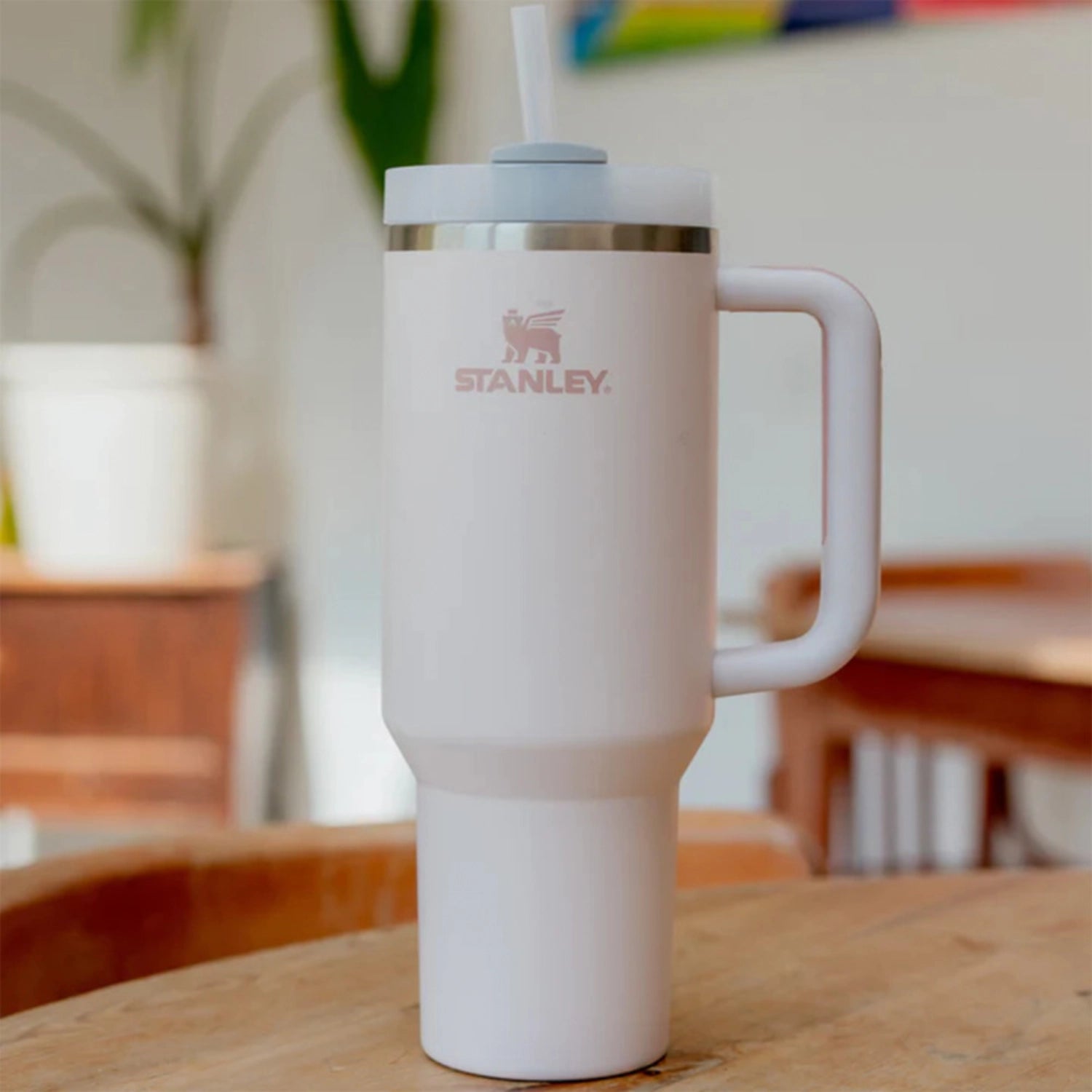 Stylische Stanley Trinkflasche Quencher FlowState 1.18l in zartem Roséquarz, ideal für unterwegs und im Alltag.