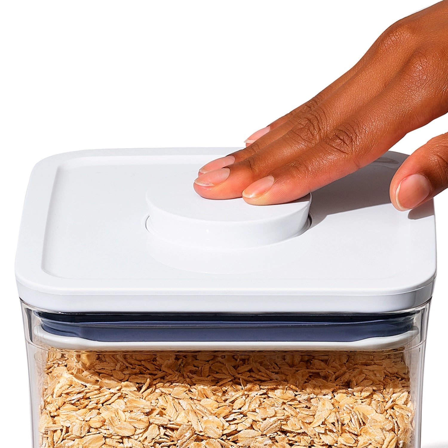 Vielseitiges 3-teiliges OXO Good Grips POP Container Set mit Messlöffel, ideal für die übersichtliche Aufbewahrung von Lebensmitteln in verschiedenen Größen.