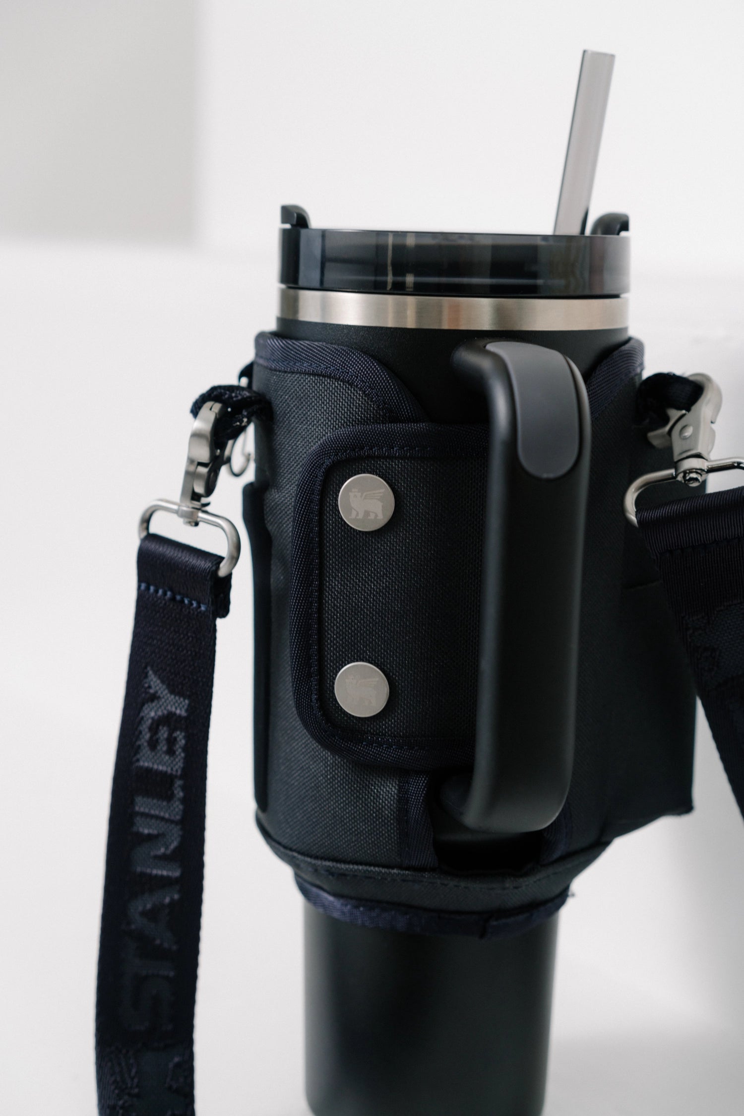 All-Day Quencher Carry-All 1.18l black in Schwarz präsentiert im Onlineshop von KAQTU Design AG. Zutaten ist von Stanley