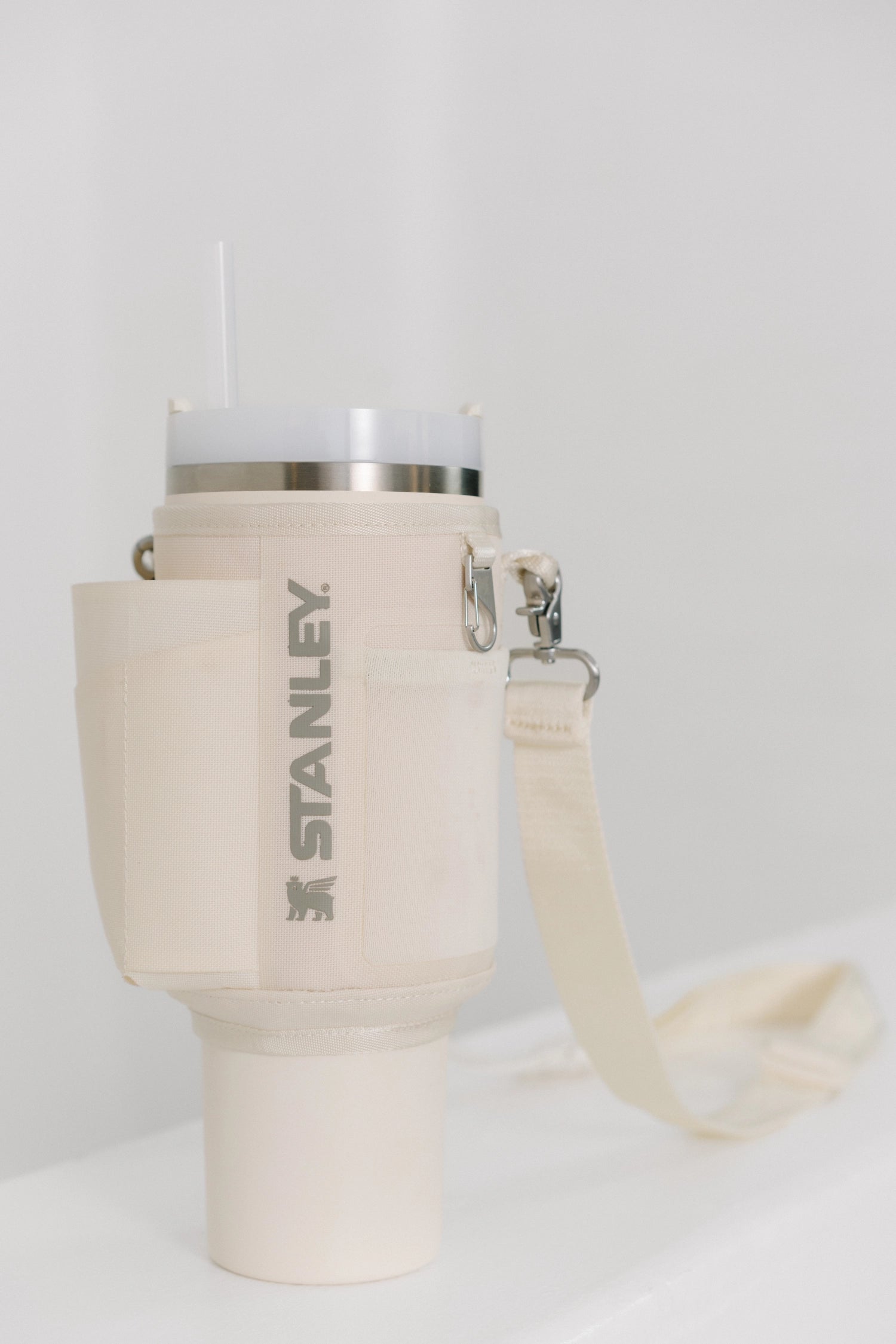 Beige Stanley All-Day Quencher Carry-All 1.18l, perfekt für den täglichen Gebrauch, kombiniert elegantes Design mit hoher Funktionalität.