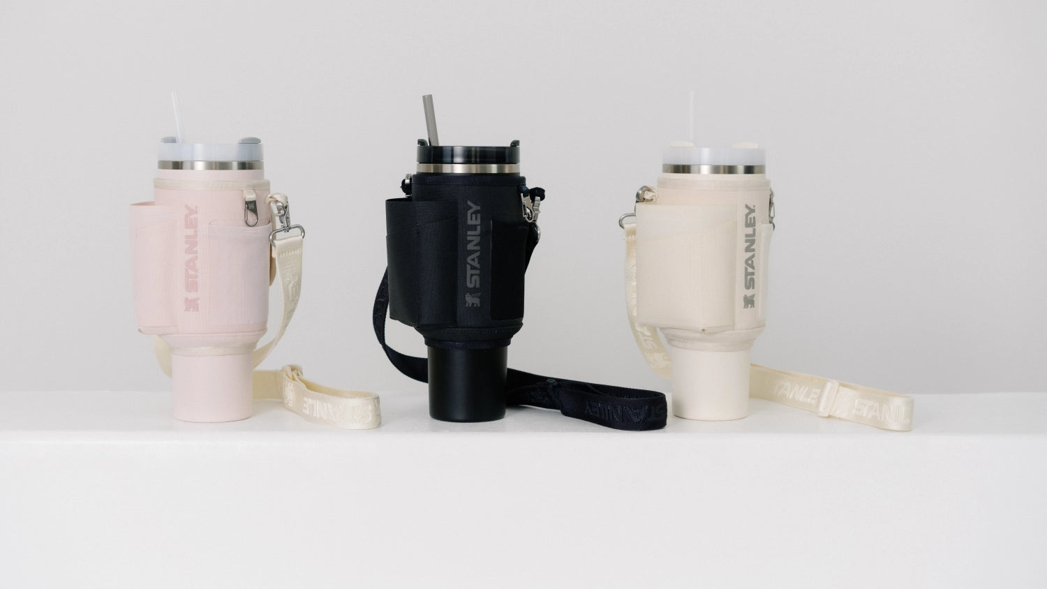 Beige Stanley All-Day Quencher Carry-All 1.18l, vielseitige und elegante Flasche für durstige Abenteurer, perfekt für den täglichen Gebrauch.