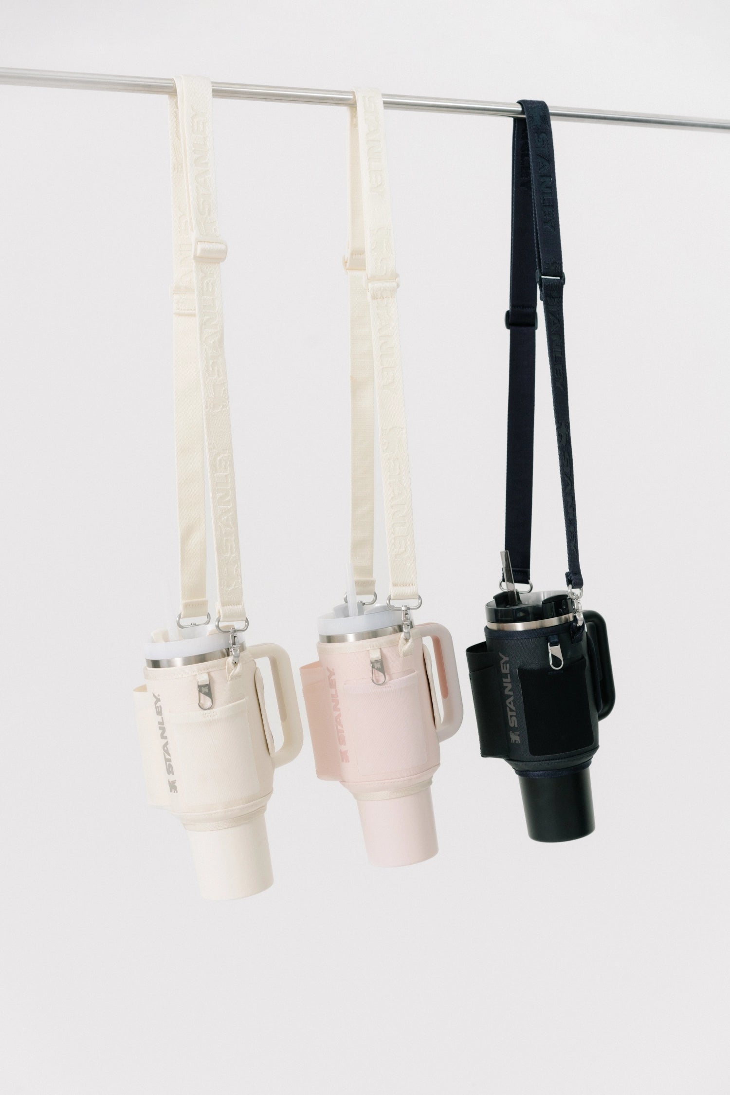 Beige Stanley All-Day Quencher Carry-All 1.18l, stilvolle und praktische Flasche, ideal für unterwegs und für alle, die viel trinken.