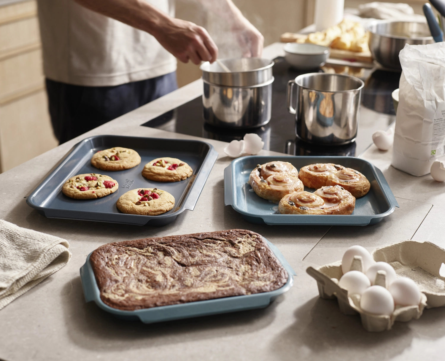 Kompakte Joseph Joseph Nest Bake Backform S, 23x30cm, H3cm, ideal für müheloses Backen dank der antihaftbeschichteten Oberfläche.