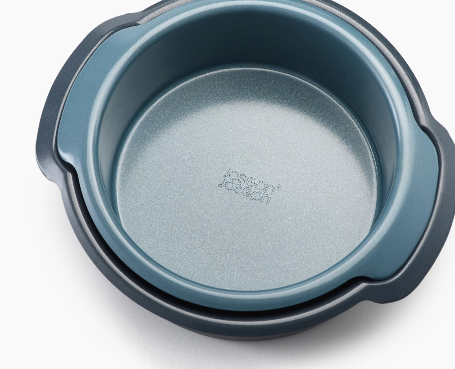 Praktisches 2er Set runder Backformen von Joseph Joseph in 20 und 23 cm, perfekt für Kuchen und platzsparend stapelbar.