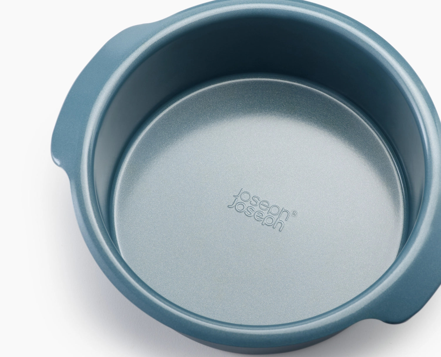 Zwei runde Backformen von Joseph Joseph in 20 und 23 cm, ideal für das Backen von Kuchen und einfach zu verstauen.