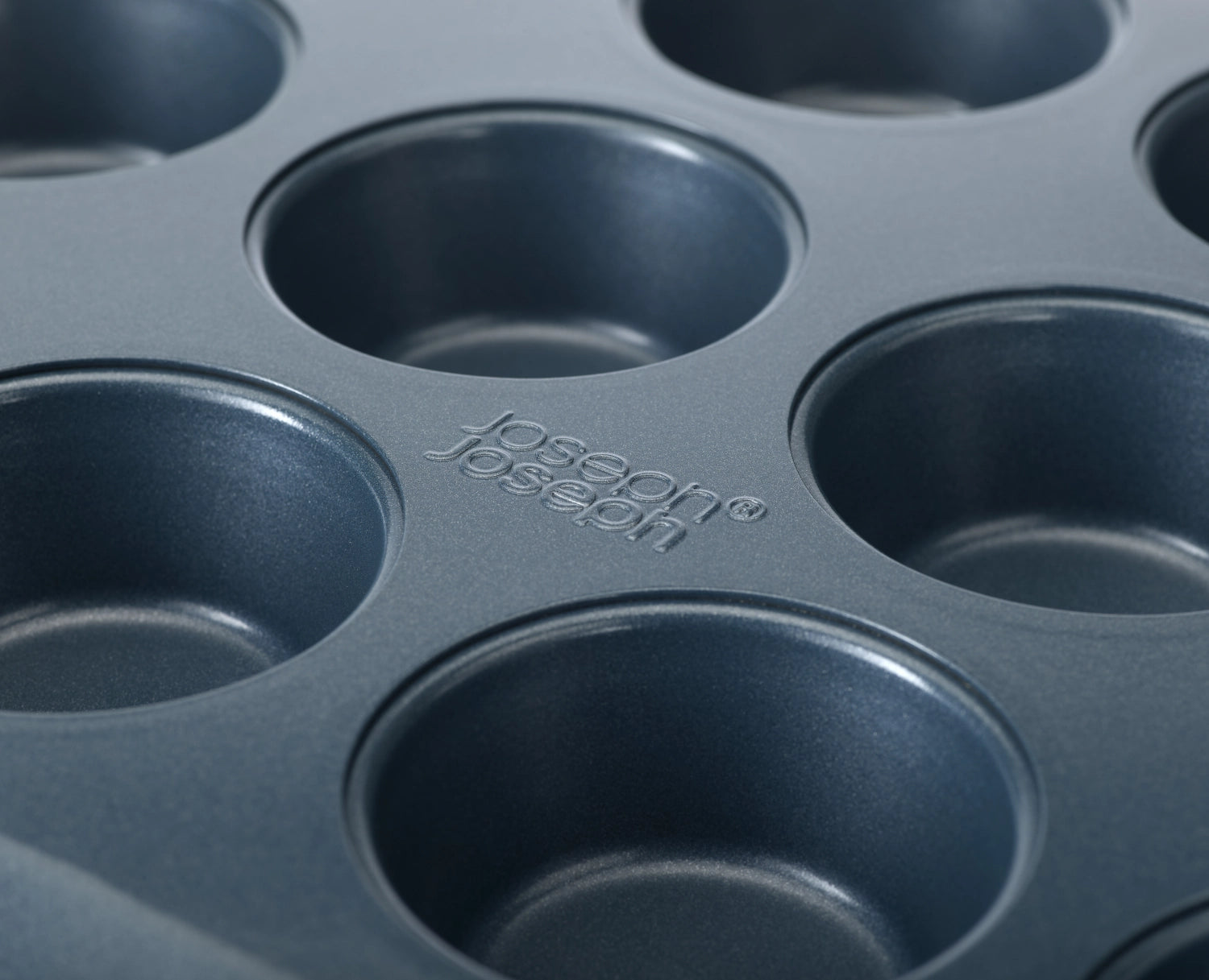 Hochwertige Muffinform von Joseph Joseph für 12 Muffins, 30x41x3 cm, ideal für gleichmäßiges Backen dank der antihaftbeschichteten Oberfläche.